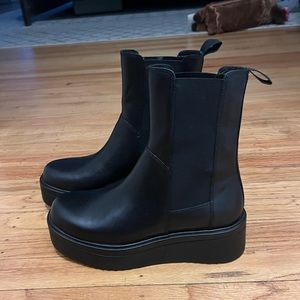 New Vagabond black Chelsea boot size 37